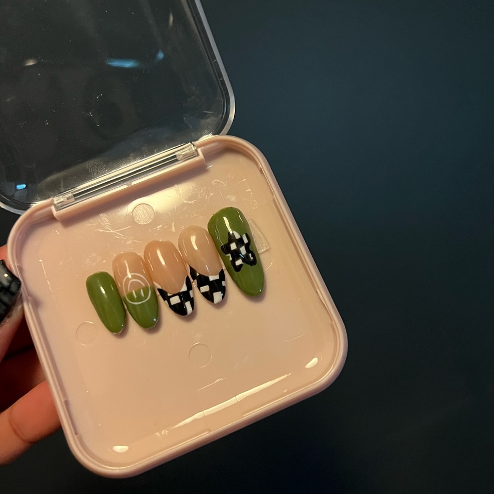 Press on nails